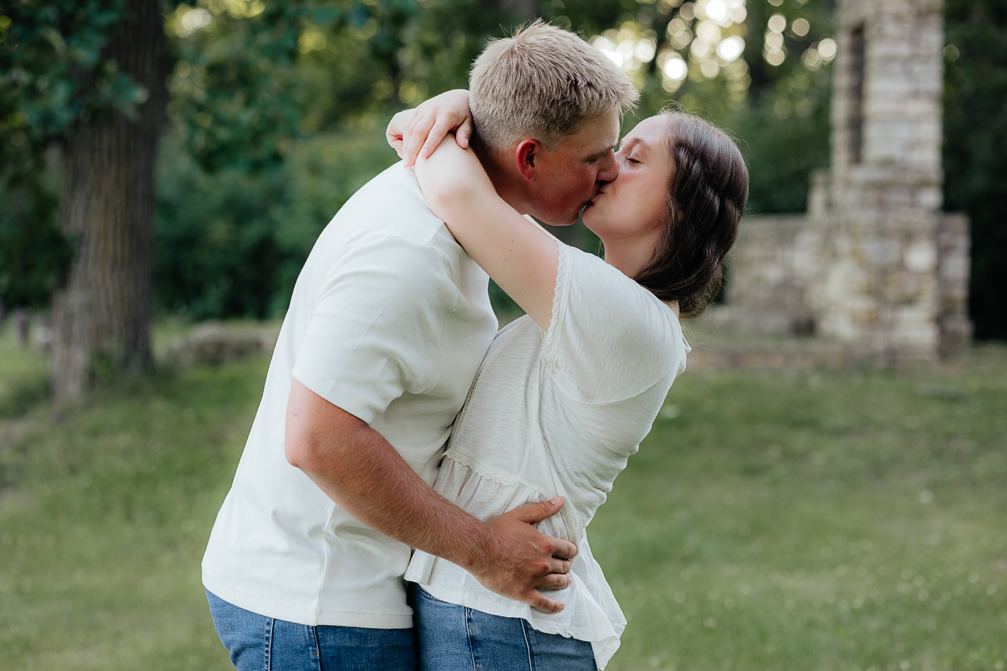lake pepin couple kissing at frontenac state park